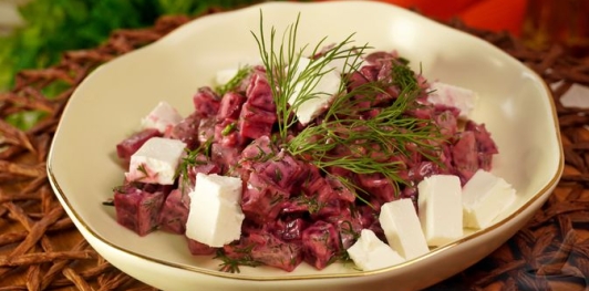 Фото приготовления рецепта: Салат из свёклы с маринованными огурцами и фетой - шаг №13